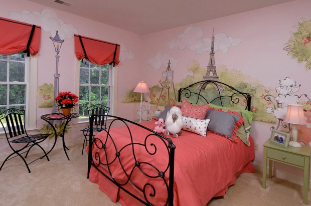 Детская комната с рисунком парижа