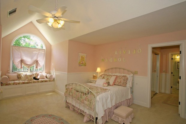 Нежно-розовый оттенок стен в комнате