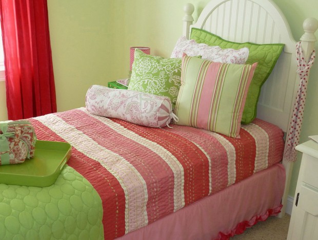 Цветные подушки в интерьере детской
