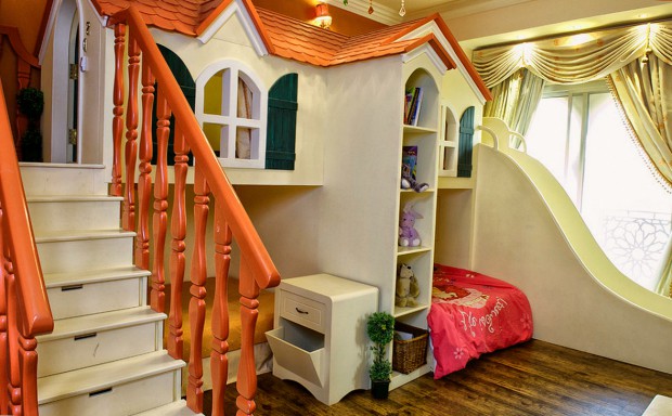 Домик внутри детской комнаты