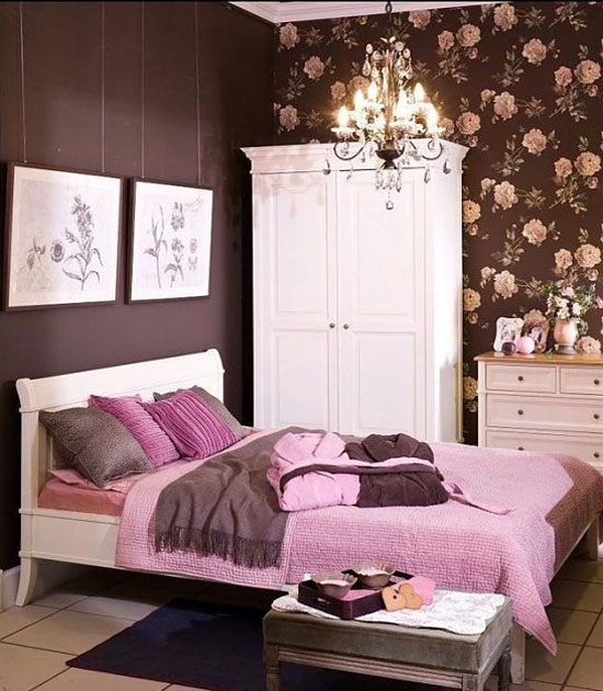 Коричнево-розовая спальня