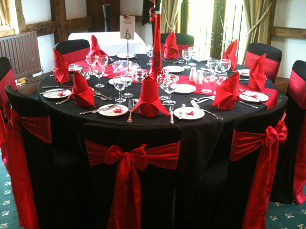 Новогодний стол черный и красный