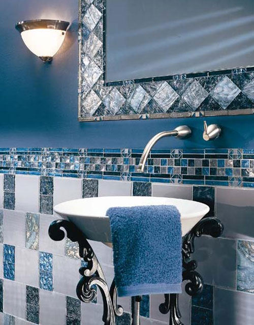 Стильный интерьер голубой ванной