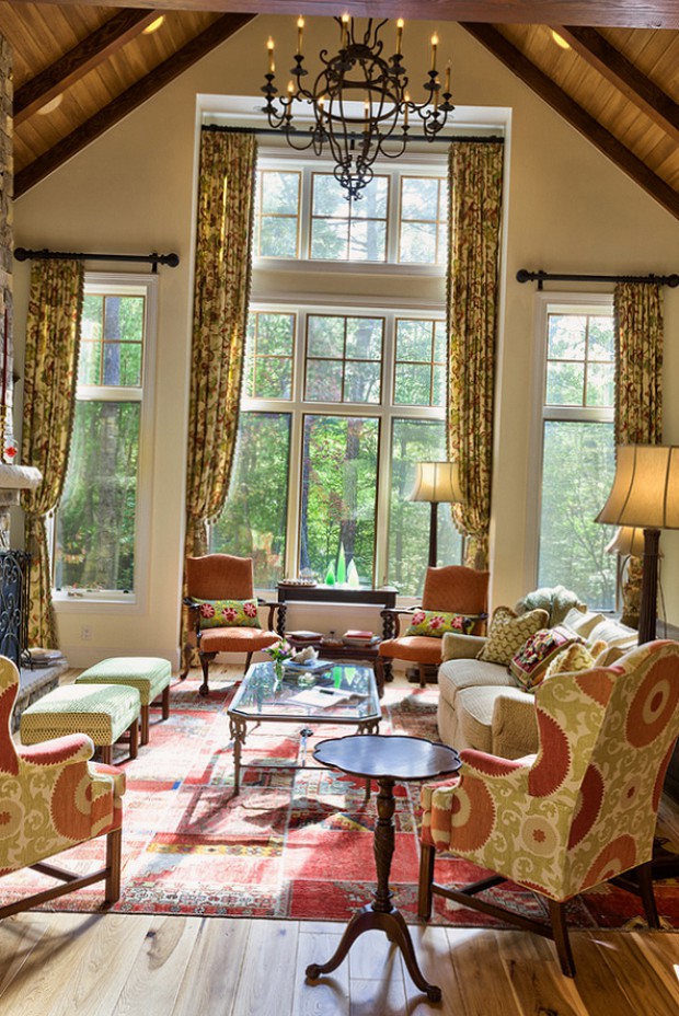 Ковер, большие окна и по домашнему красивые шторы — уютный симбиоз
