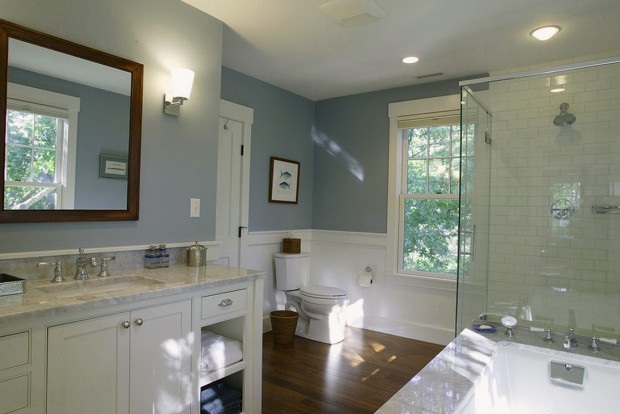 Голубые стены в интерьере ванной комнаты