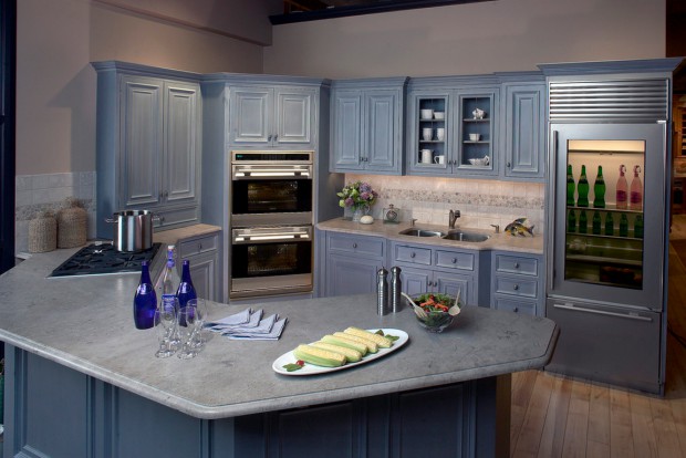 Голубая мебель в интерьере кухни