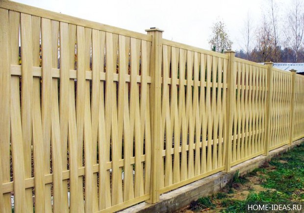 Оригинальный деревянный забор для дачи 