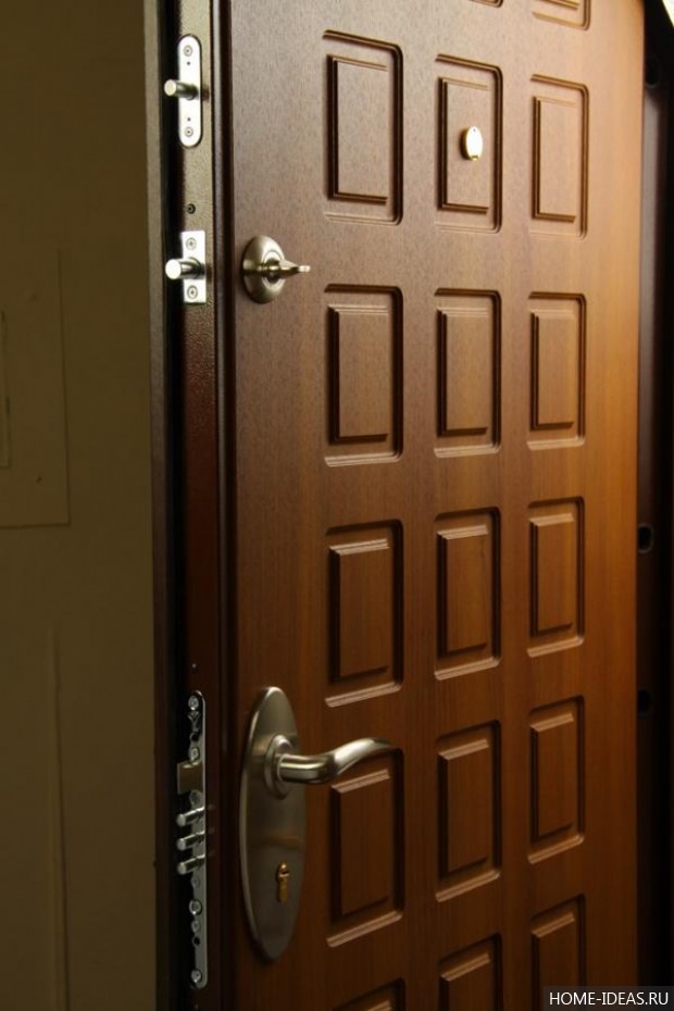 Толстая дверь входная. Входная дверь. Дверь входная металлическая. Железная дверь входная в квартиру. Входные двери квартирные.