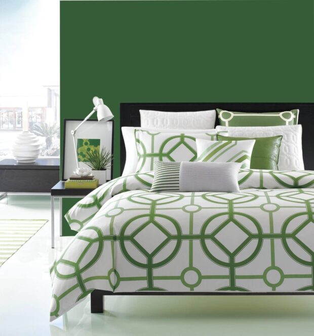 Интерьер спальни в зеленых тонах