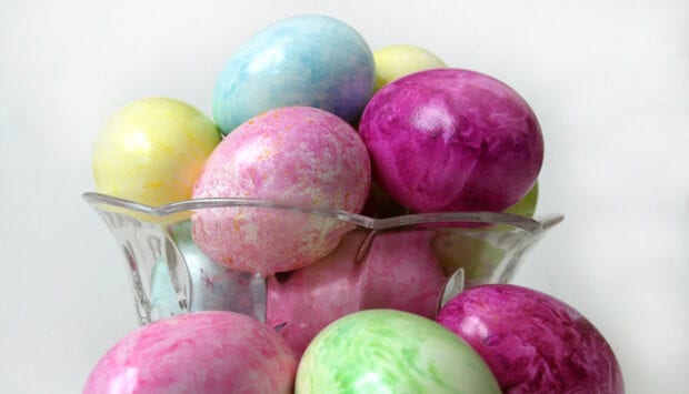 Как красиво покрасить яйца на Пасху