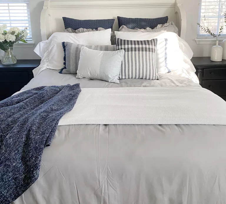 Как красиво заправить кровать в спальне